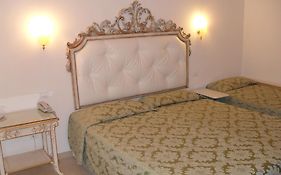 Residenza Due Torri Check In Presso Hotel Centrale Vicolo Cattani 7